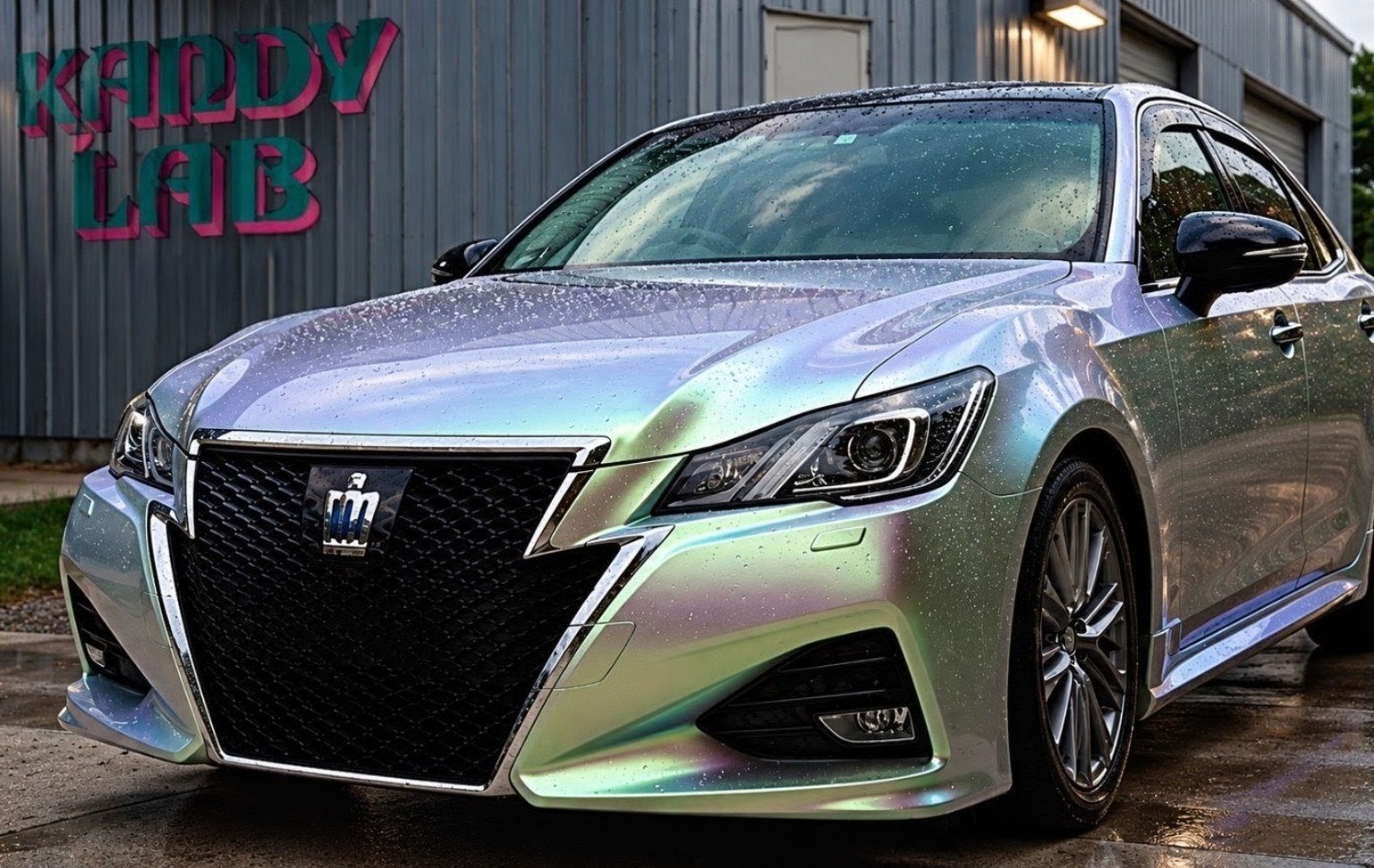 KANDY LAB前に停まるToyota Crown